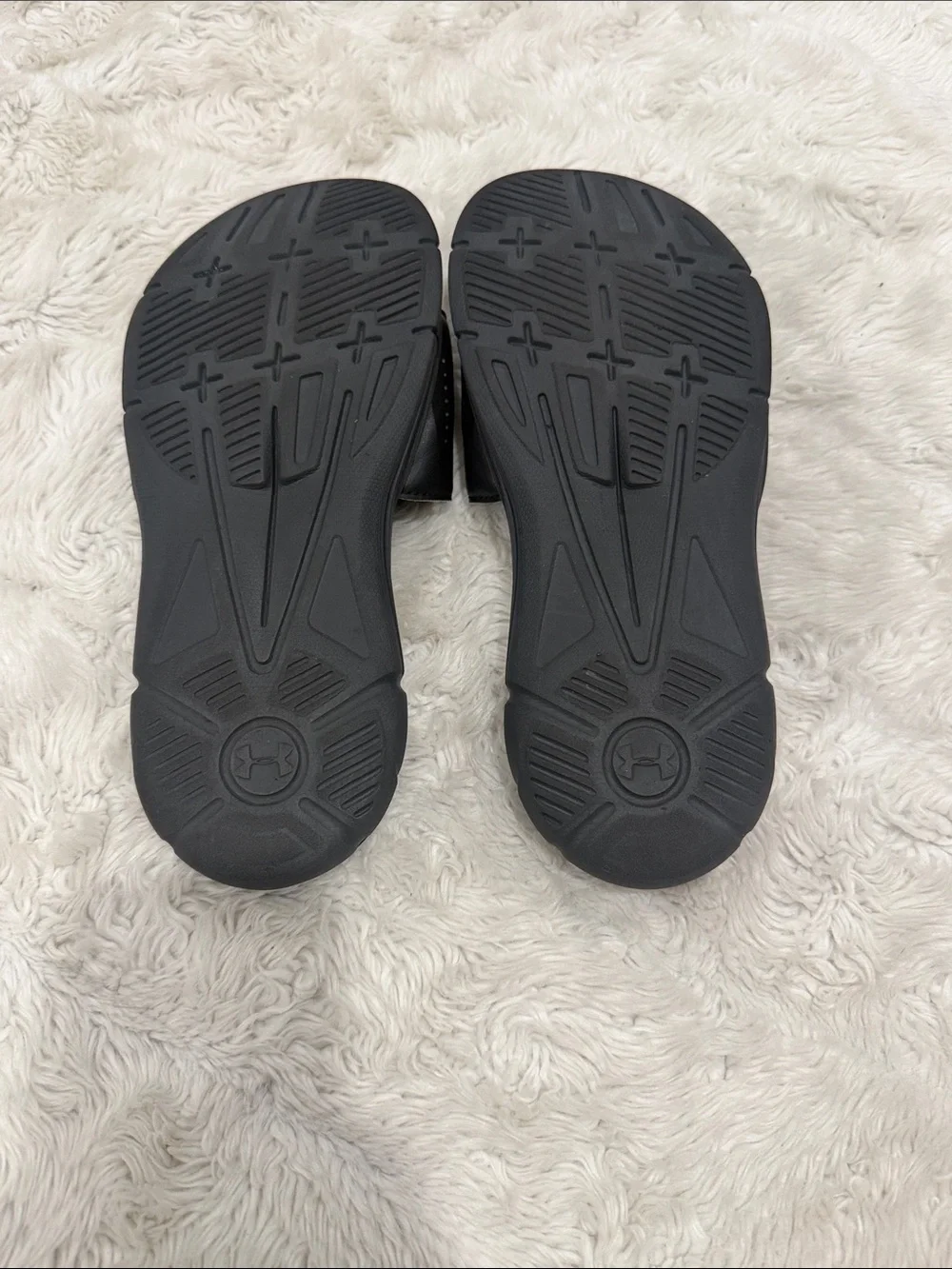 Under Armour Kids Black Slide Sandals‎ with White Logo Accent Size 4 Youth